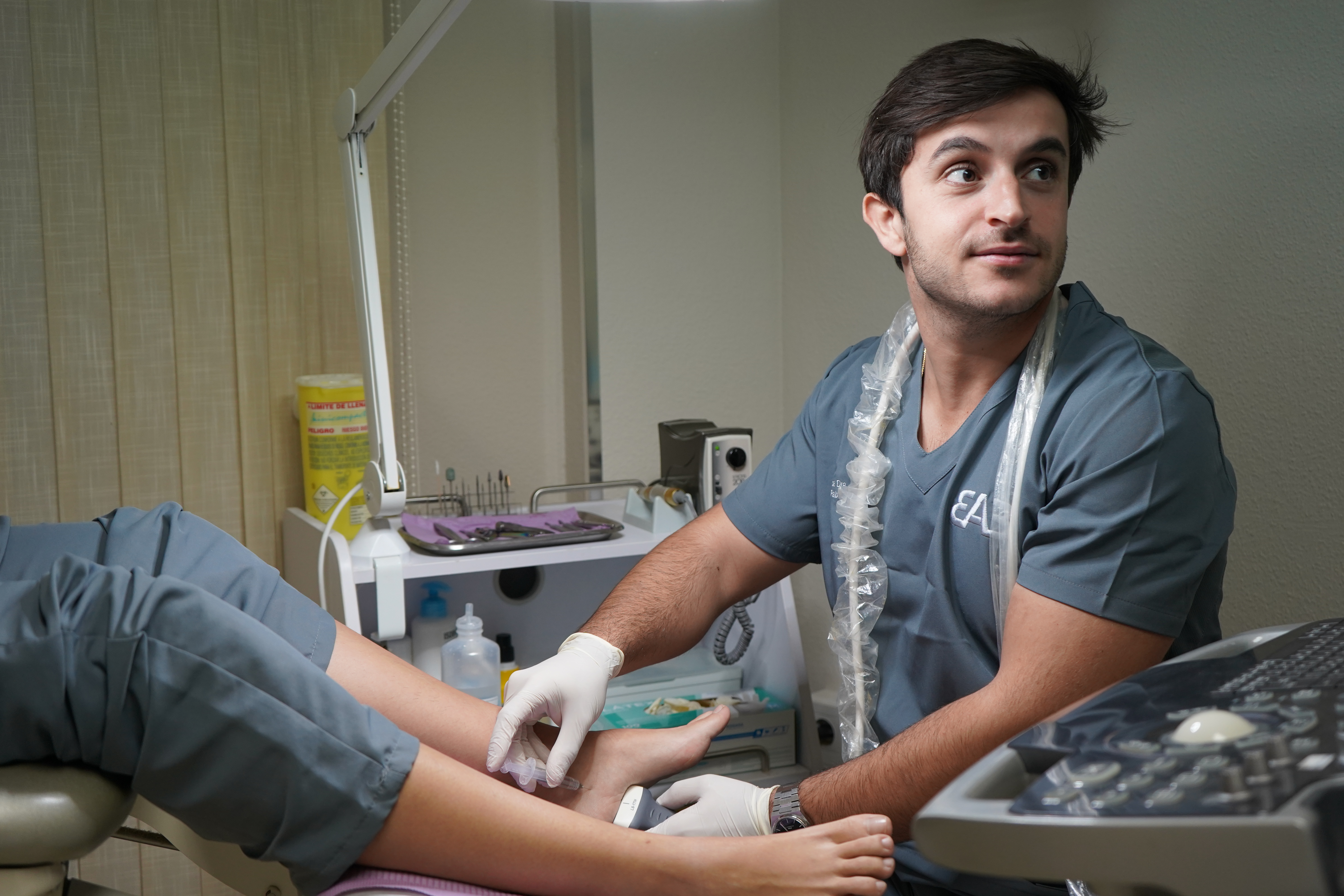 Podólogo de la Clínica Bellido Paradela realizando tratamiento en Córdoba